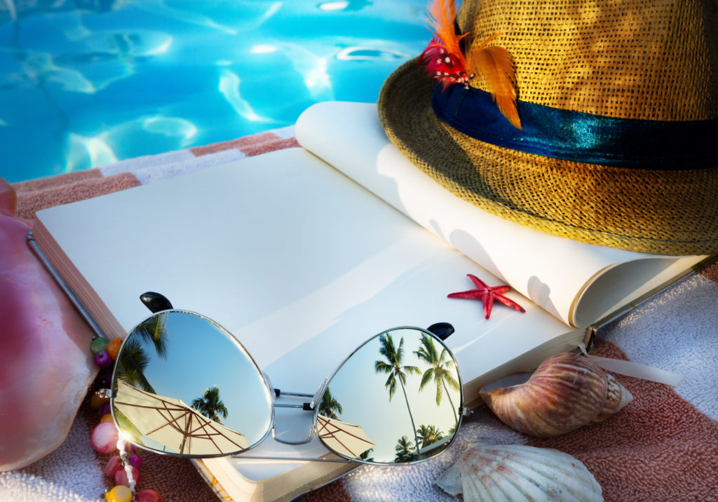 hawaii.jpart Straw hat , book and Sunglasses on the beach | hawaii.jp